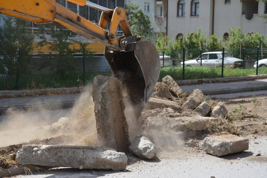 Zile Belediyesi’nden Refüjlerde Kuru Peyzaj İçin Söküm Çalışması