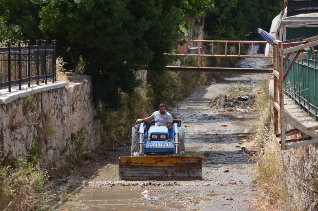 Dere Hatlarında Temizlik ve Islah Çalışmaları Sürüyor