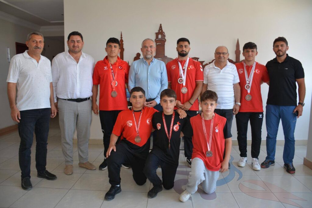 Zile’nin Güreşçilerini Başkan Sargın Altınla Ödüllendirdi