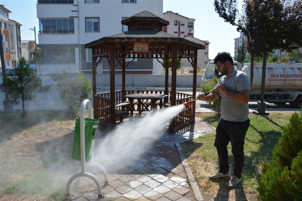 Zile’de Parklarda Dezenfekte ve Bakım Çalışmaları Sürüyor