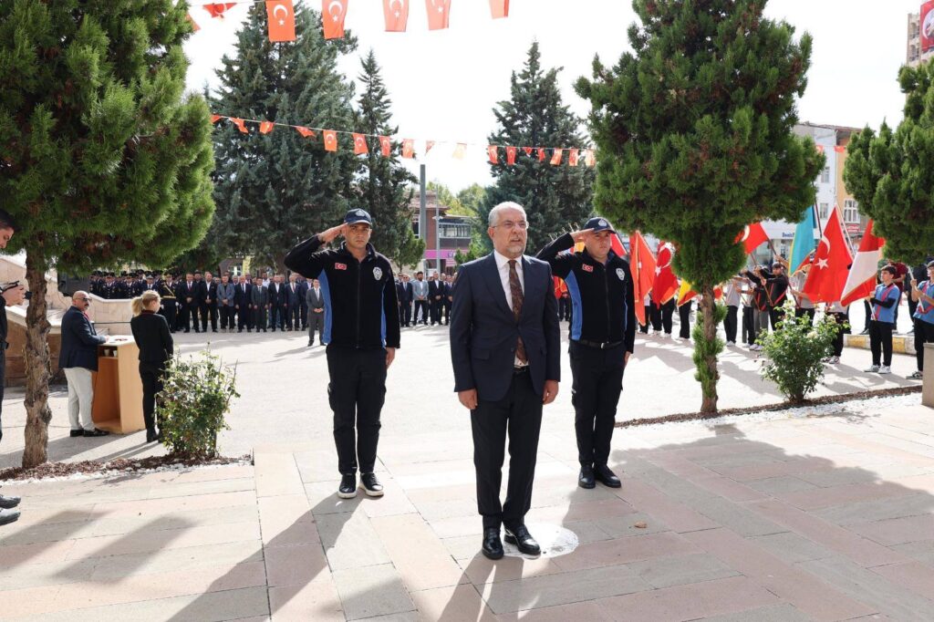 29 Ekim Cumhuriyet Bayramı Atatürk Anıtı’na Çelenk Sunma Töreni Gerçekleştirildi