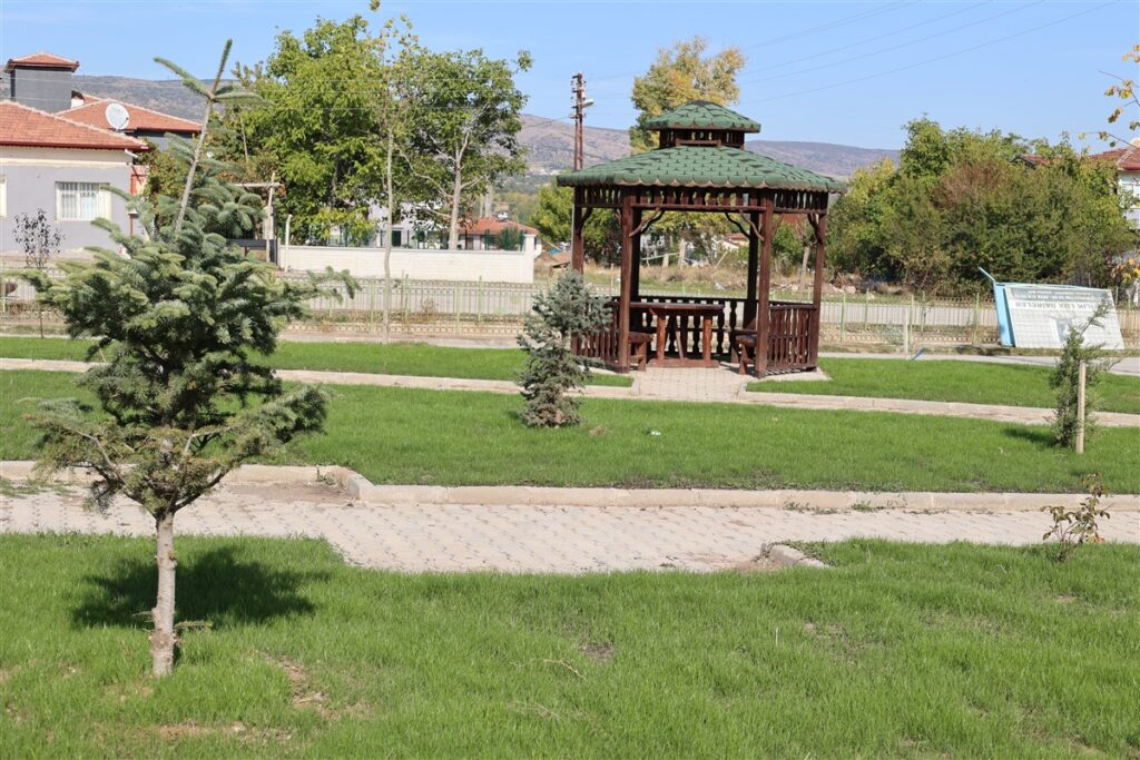 İsmet İnönü Parkı Yeşile Büründü