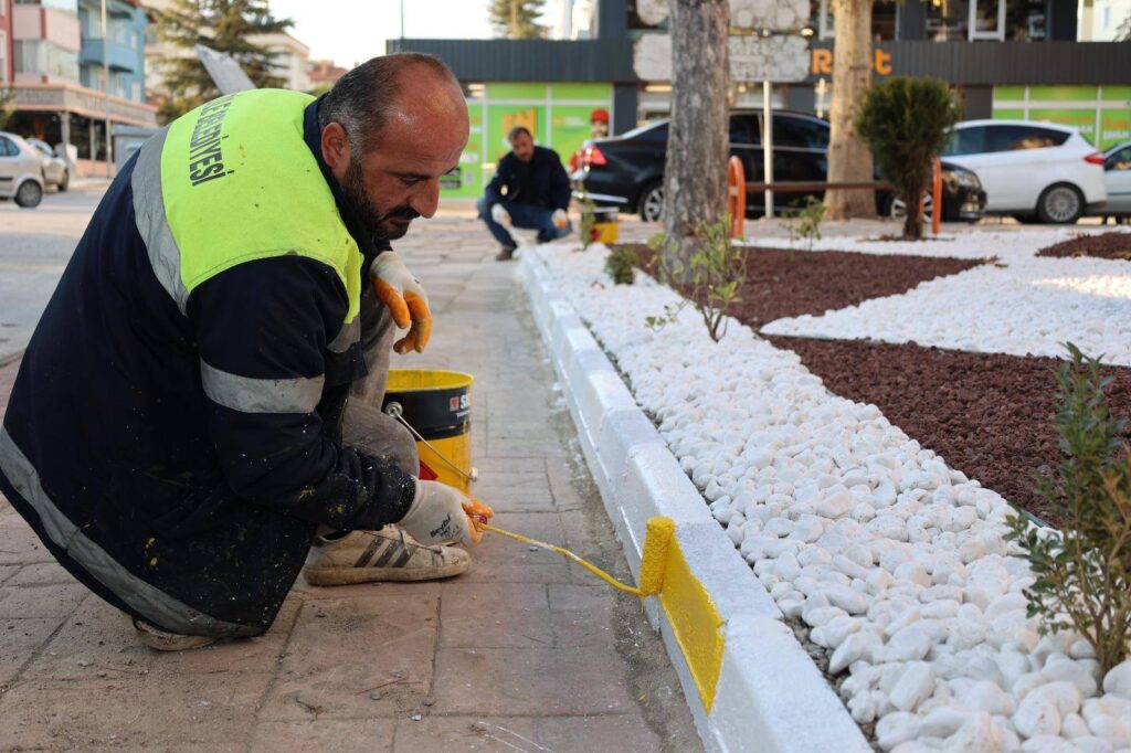 Zile’de Bordür Boyama Çalışmaları Sürüyor