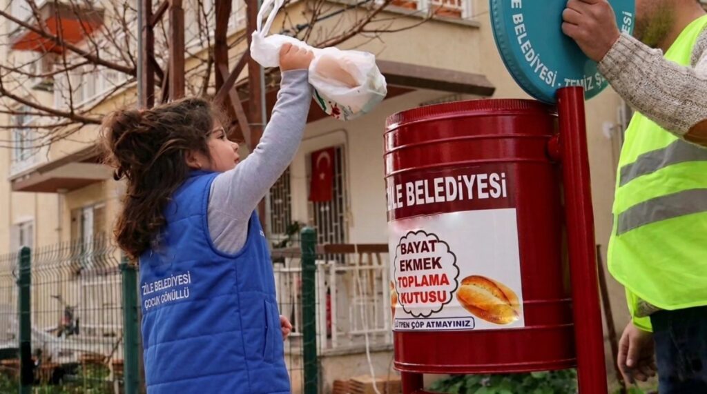 EKMEK NİMETTİR ÇÖPE ATILMAZ