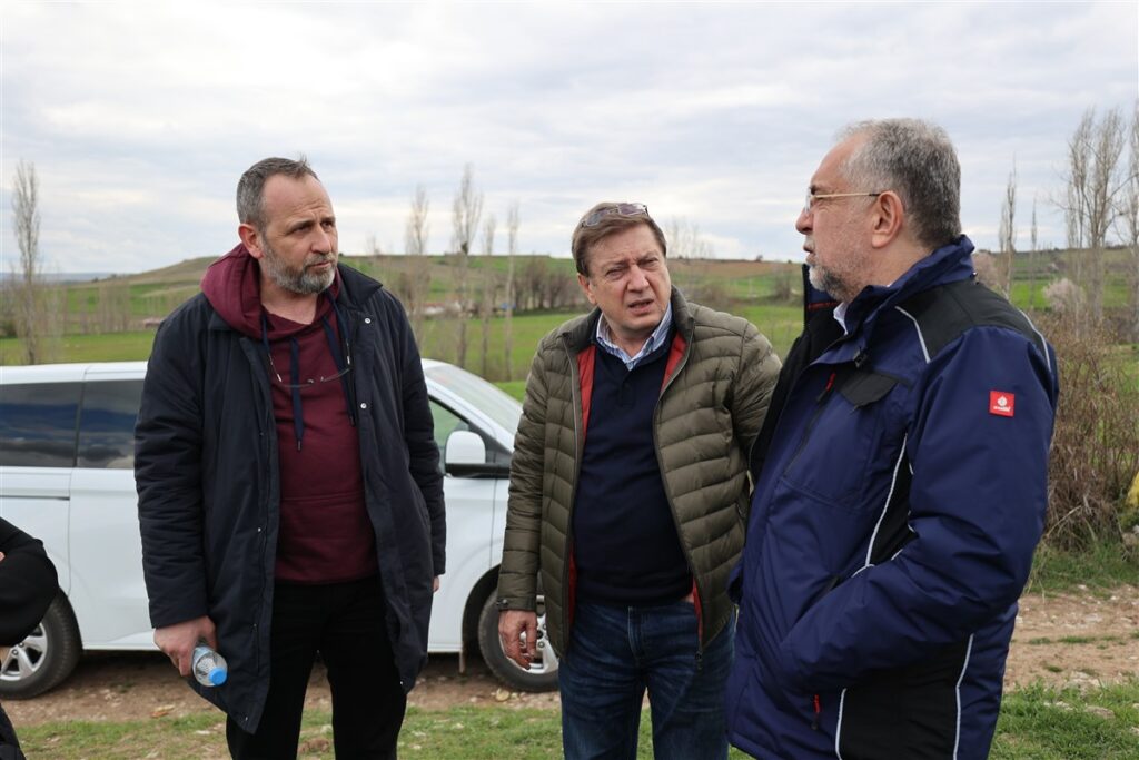 ZİLE’DE 50 YILDIR YAPILAMAYAN SU ALTYAPISI PROJESİNDE SAHAYA İNİLDİ: BAŞKAN SARGIN GÜZERGÂHLARI İNCELEDİ