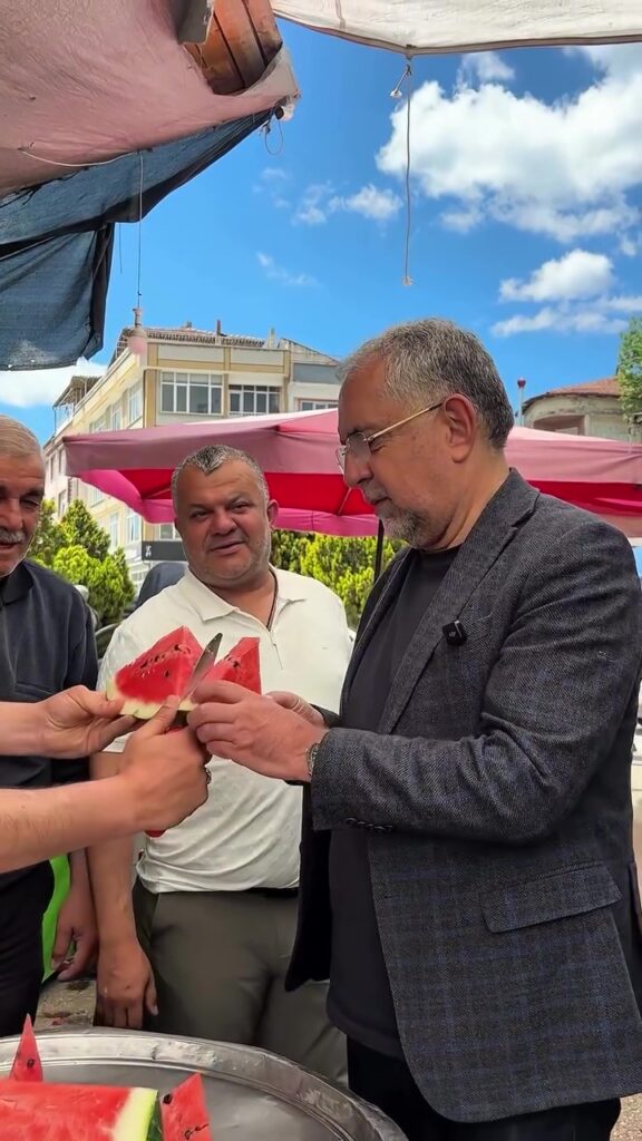 Belediye Başkanımız Sayın Şükrü Sargın, Bayram Arifesinde Pazar Esnafımız ve Kıymetli Hemşehrilerimizle Bir Araya Geldi